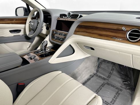 Used 2025 Bentley Bentayga Extended Wheelbase image 26