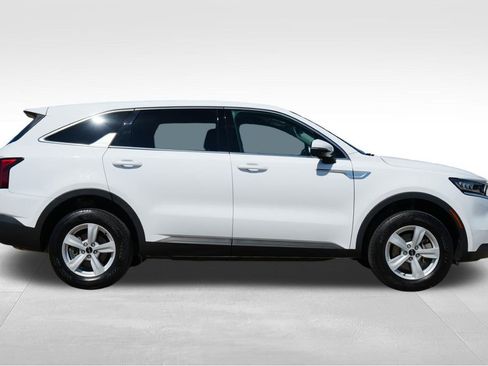 Used 2022 Kia Sorento LX image 9