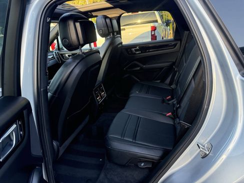 Used 2023 Porsche Cayenne AWD/4WD image 13