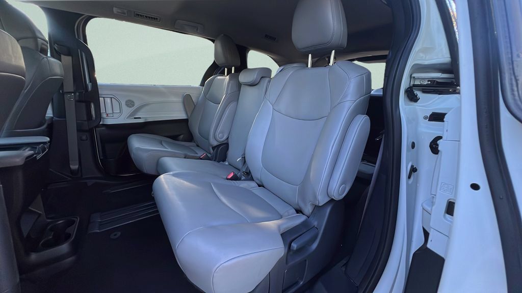 Certified 2025 Toyota Sienna XLE FWD image 10