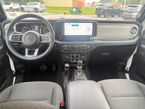 Used 2025 Jeep Wrangler Unlimited Sahara AWD/4WD image 28