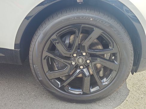 New 2025 Land Rover Discovery Dynamic SE image 6