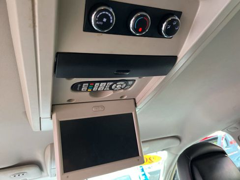 Used 2016 Chrysler Town & Country Touring image 12