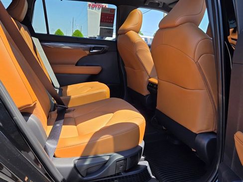 New 2026 Toyota Highlander Platinum AWD/4WD image 16