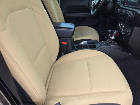 Used 2018 Jeep Wrangler Unlimited Sahara AWD/4WD image 19