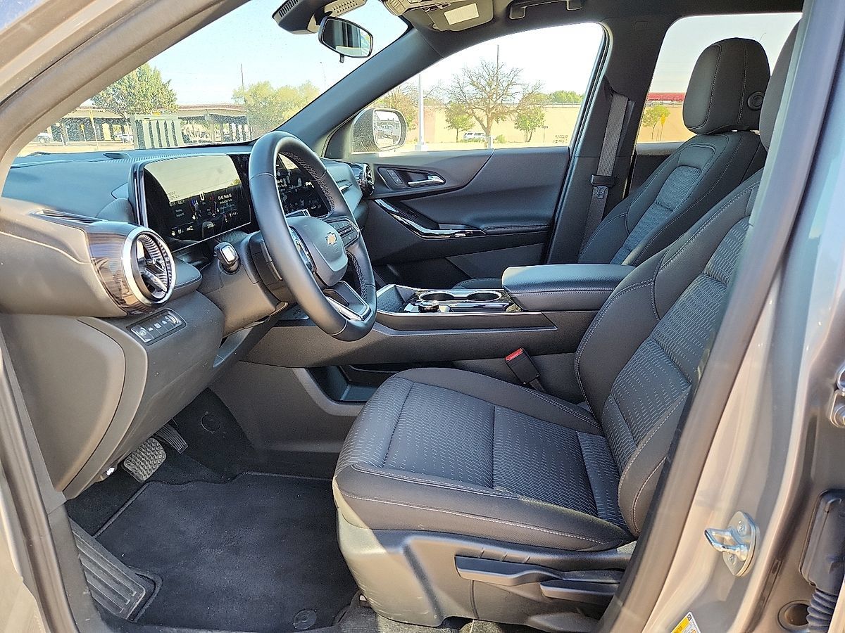 Used 2026 Chevrolet Equinox LT AWD/4WD image 9
