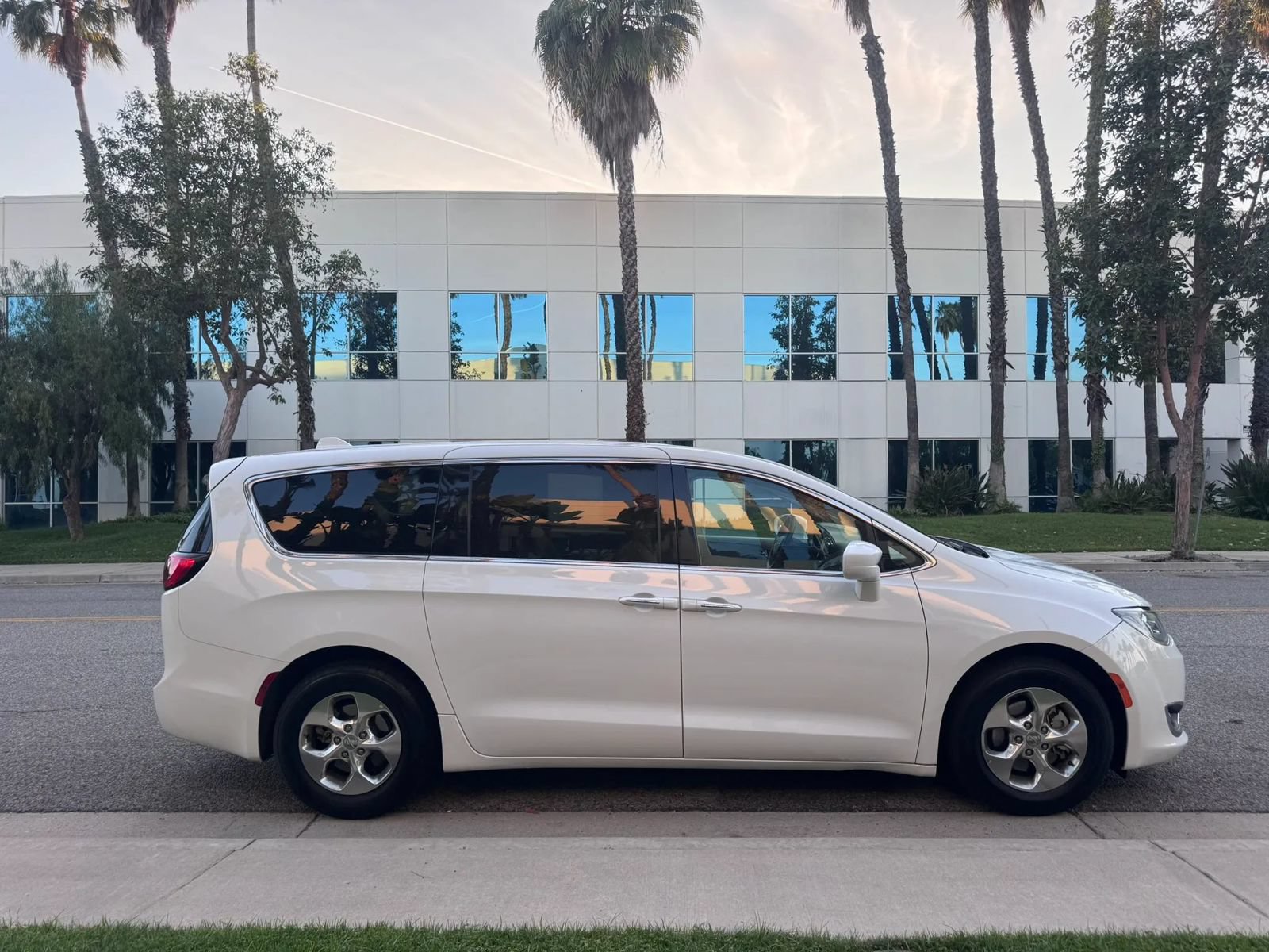 Used 2019 Chrysler Pacifica Touring Plus FWD image 5