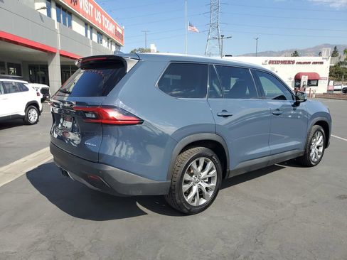 Used 2024 Toyota Grand Highlander AWD image 3