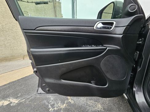 Used 2017 Jeep Grand Cherokee Altitude image 13