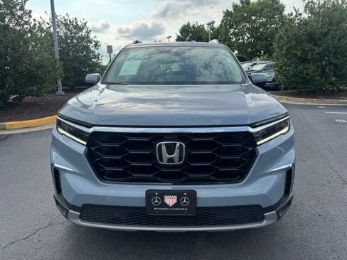 Used 2025 Honda Pilot Touring image 2