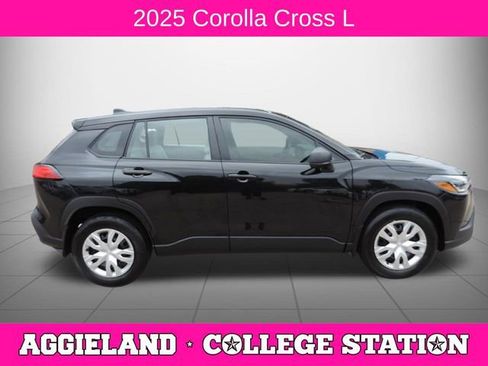 Used 2025 Toyota Corolla Cross L FWD image 2
