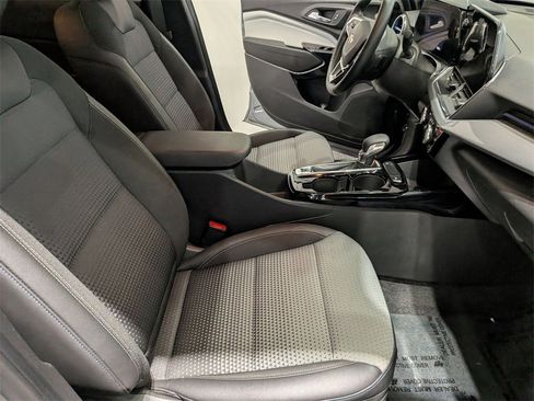 Used 2025 Chevrolet Trax LT w/ LT Convenience Package image 26