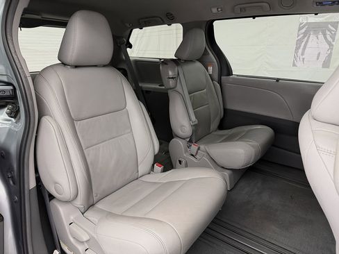 Used 2017 Toyota Sienna XLE image 24