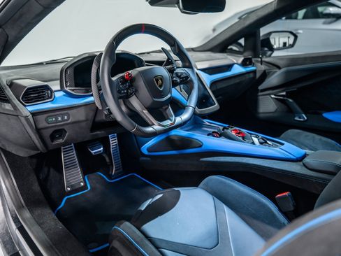 Used 2025 Lamborghini Revuelto image 10