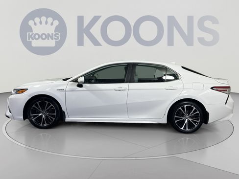 Used 2020 Toyota Camry SE w/ Sunroof Package FWD image 2