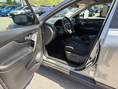 Used 2019 Nissan Rogue SV w/ Premium Package FWD image 19