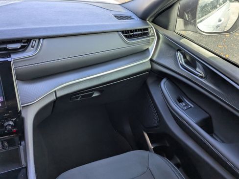 New 2025 Jeep Grand Cherokee Laredo image 18