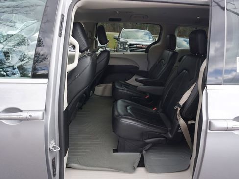 Used 2017 Chrysler Pacifica Touring-L w/ Tire & Wheel Group image 14