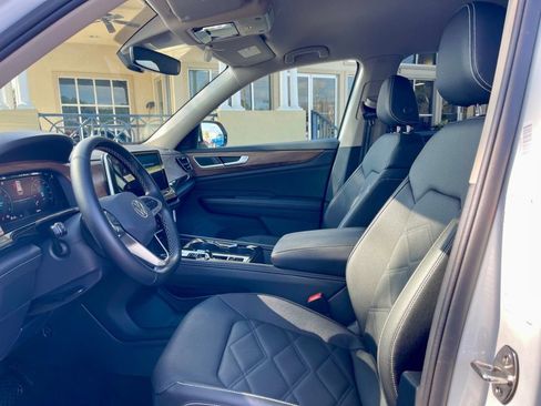 Used 2025 Volkswagen Atlas SE image 11