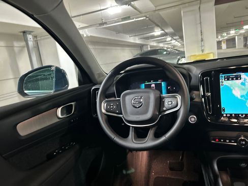 Used 2025 Volvo XC40 B5 Core image 23