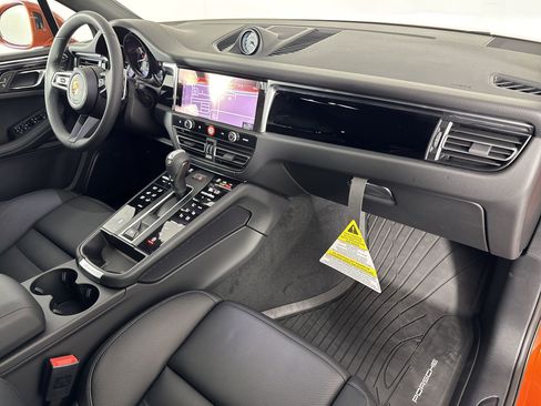 Certified 2025 Porsche Macan image 31