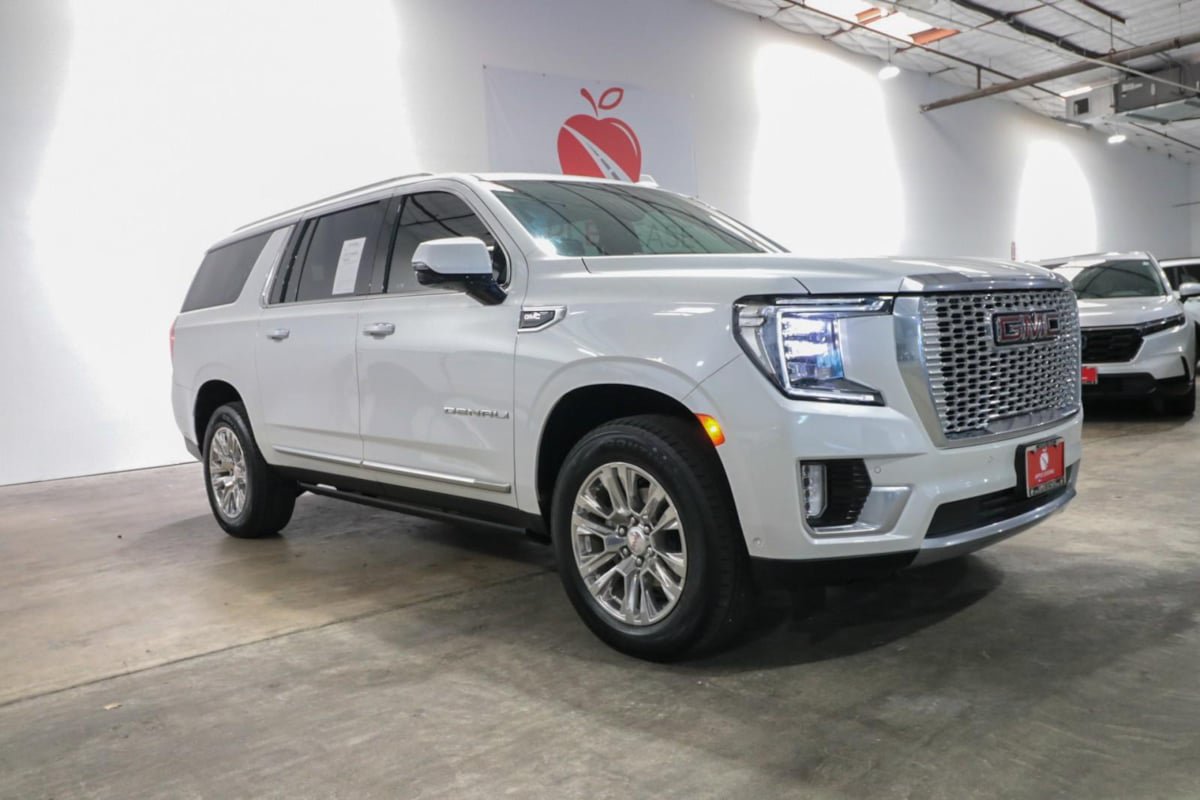 Used 2024 GMC Yukon XL Denali w/ Advanced Technology Package AWD/4WD image 2