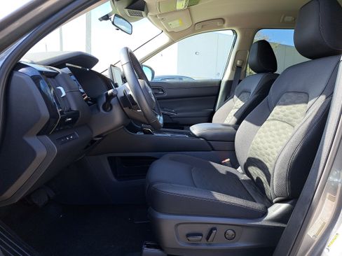 Certified 2025 Nissan Pathfinder SV image 12