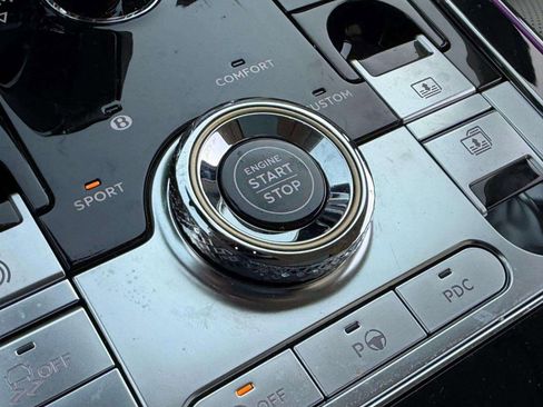 Certified 2024 Bentley Flying Spur V8 image 49