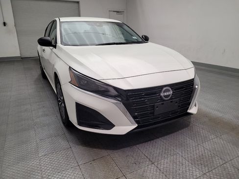 Used 2025 Nissan Altima 2.5 SV FWD image 14