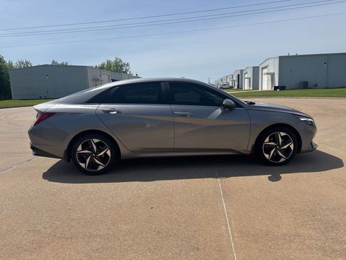 Used 2023 Hyundai Elantra Limited FWD image 3