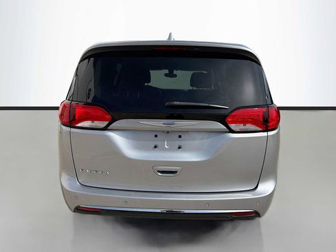 Used 2018 Chrysler Pacifica Touring Plus FWD image 4