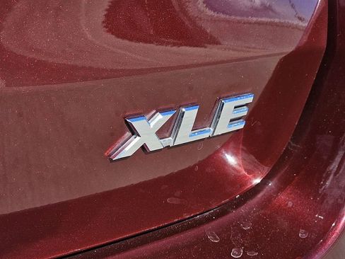 Used 2018 Toyota Highlander XLE image 14