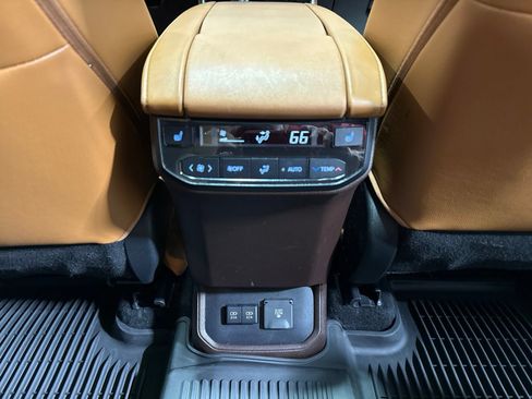 Used 2021 Toyota Highlander Platinum AWD/4WD image 16