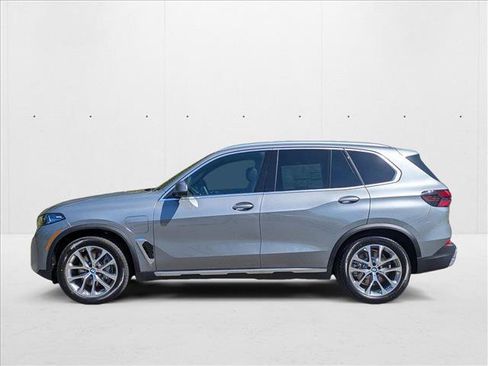 Used 2026 BMW X5 xDrive50e image 9