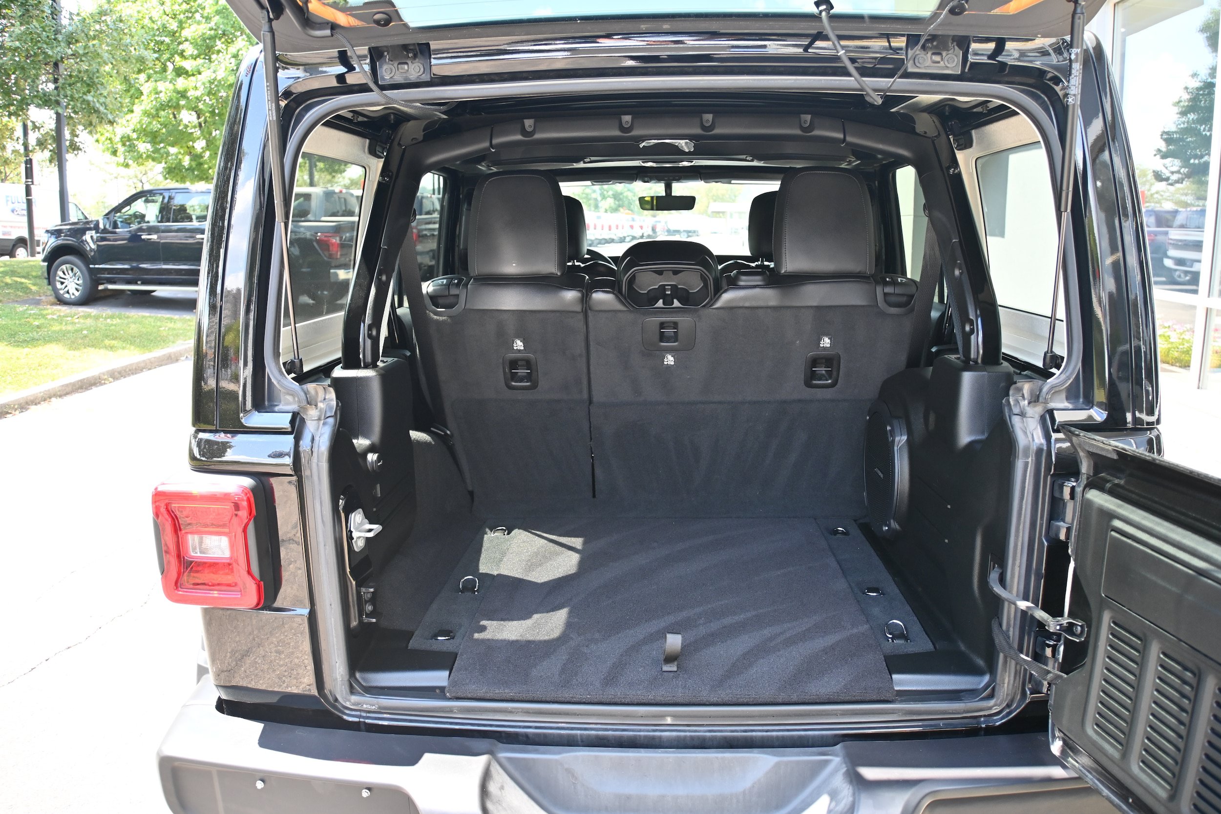 Used 2023 Jeep Wrangler Unlimited Sahara AWD/4WD image 6