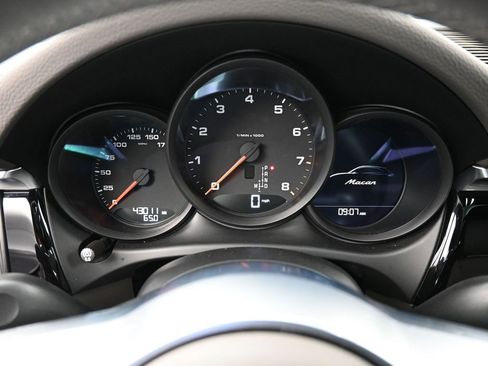 Certified 2021 Porsche Macan image 12