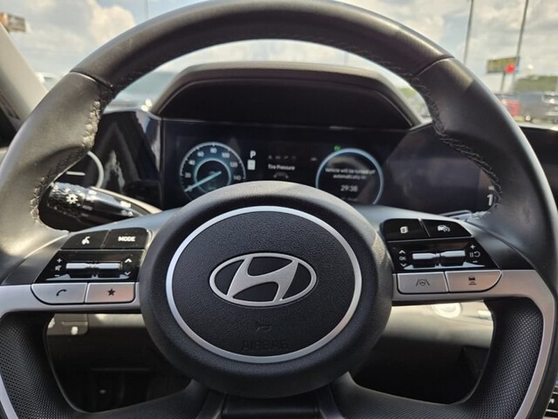 Used 2025 Hyundai Elantra Limited FWD image 31