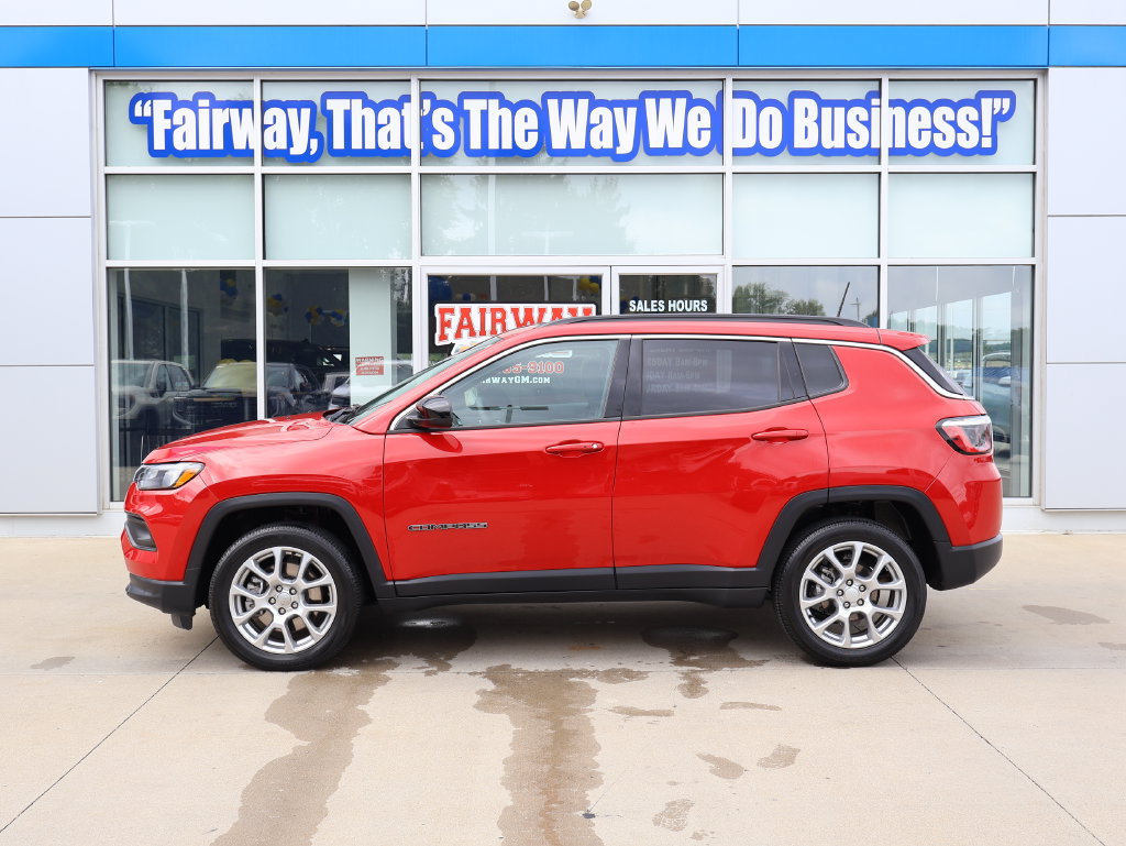 Used 2024 Jeep Compass Latitude w/ Sun and Sound Group AWD/4WD image 7