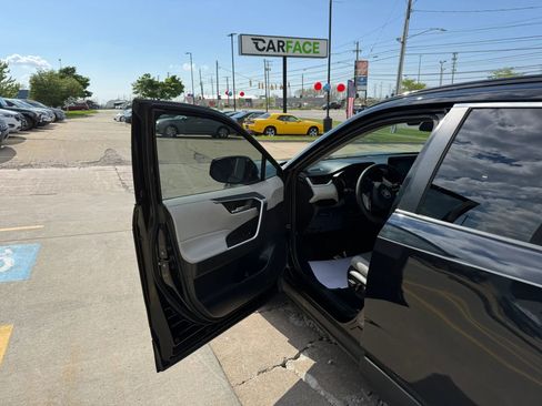 Used 2021 Toyota RAV4 XLE AWD/4WD image 17