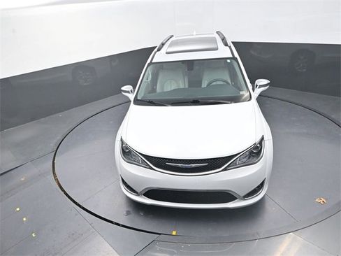 Used 2020 Chrysler Pacifica Limited image 10