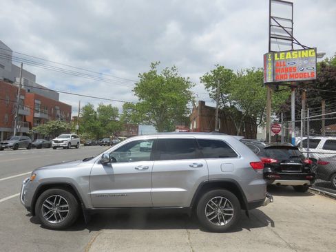 Used 2018 Jeep Grand Cherokee Limited AWD/4WD image 7