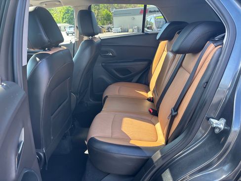 Used 2019 Chevrolet Trax LT w/ Sun & Sound Package AWD/4WD image 13