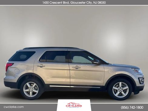 Used 2017 Ford Explorer XLT w/ Equipment Group 202A image 5