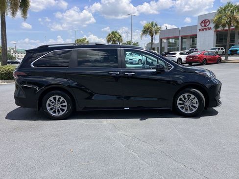 Used 2025 Toyota Sienna XLE w/ XLE Plus Package FWD image 6