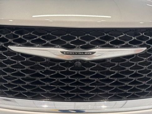 Used 2024 Chrysler Pacifica Touring-L FWD image 13