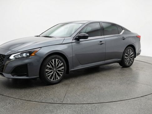 Used 2025 Nissan Altima 2.5 SV FWD image 3