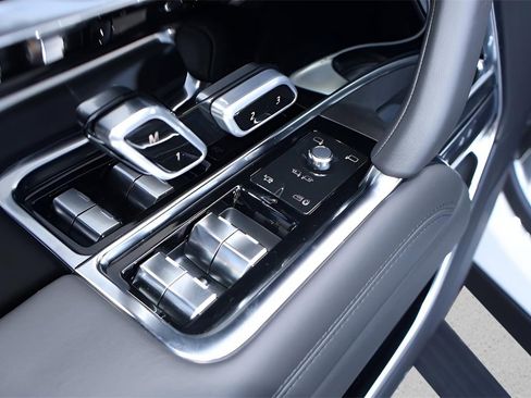 New 2025 Land Rover Range Rover SE image 11