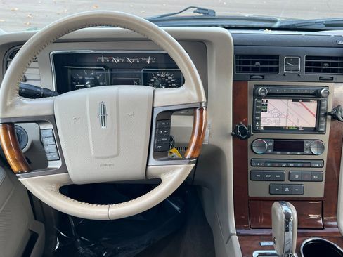 Used 2014 Lincoln Navigator 4WD image 11