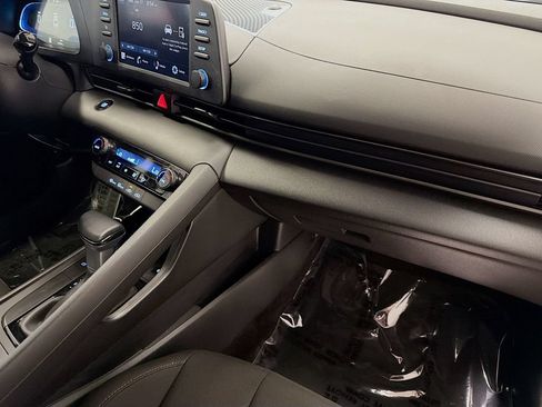 Used 2025 Hyundai Elantra Sport FWD image 28