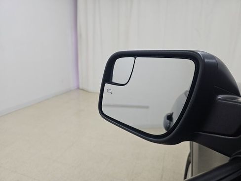 Used 2018 Ford Explorer XLT image 27